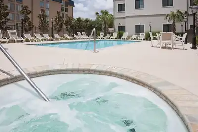 Image de Suite King Équipée Près de Lft | Petit-déjeuner quotidien gratuit, navette + accès au bain à remous