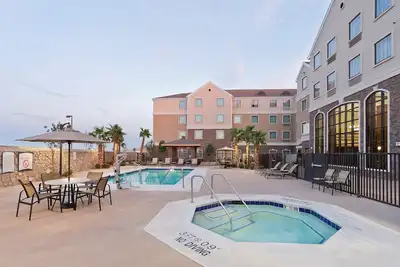 Image de Suite King | Petit-déjeuner quotidien gratuit, accès à la piscine extérieure + centre d'affaires 24h / 24
