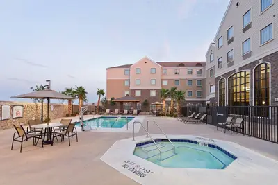 Image de Suite Queen | Petit-déjeuner quotidien gratuit, accès à la piscine extérieure + centre d'affaires 24h / 24