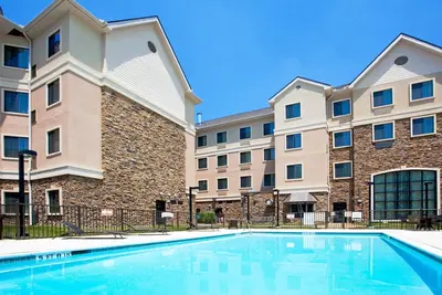 Image de Piscine extérieure + petit déjeuner gratuit | Près du Duke University Medical Center