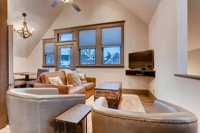 Image de French Street Cottage: Bientôt! Carriage House, à pied de la télécabine et de la rue Main