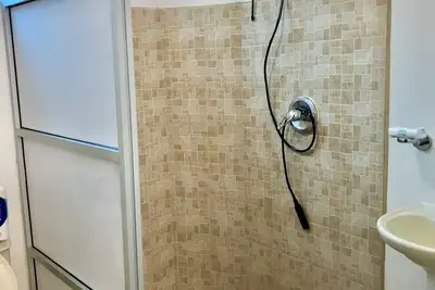 Image de Appartement jumeau avec cuisine de studio de travail, près de tout le deuxième étage