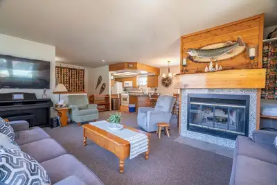 Image de 7 couchages, nouvellement peinturé, récemment rénové, laveuse sécheuse, foyer au bois, lave-vaisselle, micro-ondes, entièrement