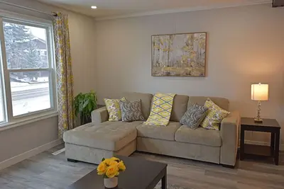 Image de Exquisite 3bd House Proche De L'AÉROPORT, Pl Hosp, Centre-Ville, 8 Personnes