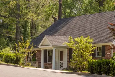 Image de Buckingham Hall | Luxe, maison meublée 3br 1 mile de UVa & 1. 5 au centre-ville