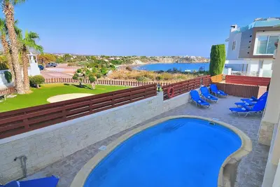Image de Villa Morfou Dyo - Villa de luxe ultime - Vue imprenable sur la mer avec jacuzzi, sauna et cinéma pr