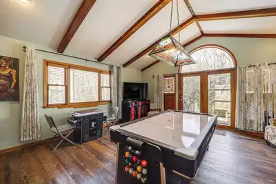 Image de Retraite privée Blue Ridge: table de billard et foyer!