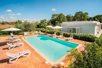 Image de Appartement Moderne avec Piscine, Jardin, Wi-Fi, Terrasse, Barbecue, Climat.