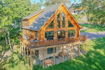 Image de Mountaintop Log Home Près du ski, du rafting et des activités du lac!