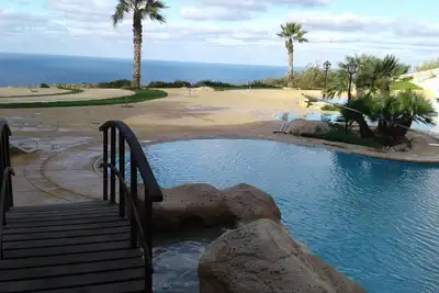 Image de Découvrez cette maison de vacances idéale, offrant une vue imprenable sur la mer et la campagne