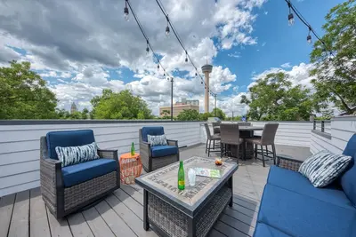 Image de Oasis urbaine de luxe à Lavaca avec terrasse sur le toit