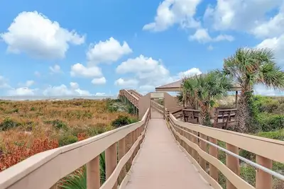 Image de Free Fun Daily and a spacious condo with beautiful upgrades. Easy access to pool and boardwalk!