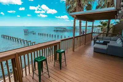 Image de Kemah Dozen Palms Bay Retreat - Waterfront w \/ pier, Ă quelques pas de la promenade de Kemah