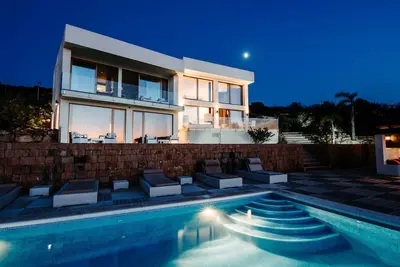Image de Villa d’architecte nouvellement construite, très confortable.