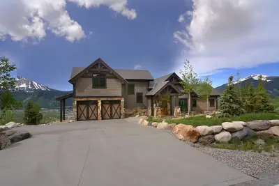 Image de Maison de luxe nouvellement construite avec des vues incroyables surplombant la ville et le pic!