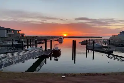 Image de Maison de vacances au bord de l'eau avec de superbes vues depuis le pont sur l'eau.