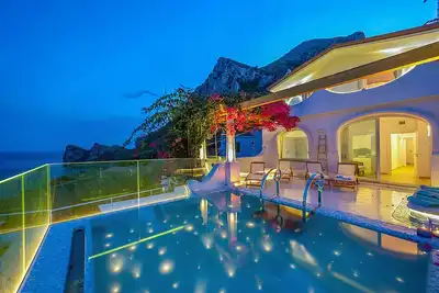 Image de Villa de luxe chic avec vue imprenable sur la mer