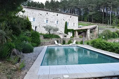 Image de Ancienne ferme de charme transformée, magnifiquement exposée plein sud avec piscine.