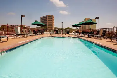 Image de Petit déjeuner gratuit + piscine extérieure et bain à remous | 15 minutes du Riverwalk!