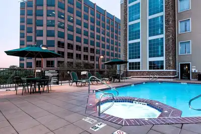 Image de 15 minutes du Riverwalk! | Petit-déjeuner gratuit + piscine extérieure et bain à remous