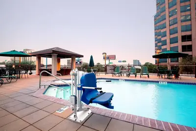 Image de Petit déjeuner gratuit + piscine extérieure et bain à remous | 15 minutes du Riverwalk!