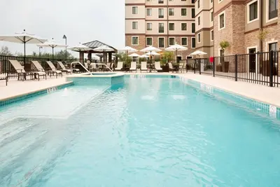 Image de 15 minutes de Six Flags! | Petit-déjeuner gratuit tous les matins + piscine extérieure + bain à remous