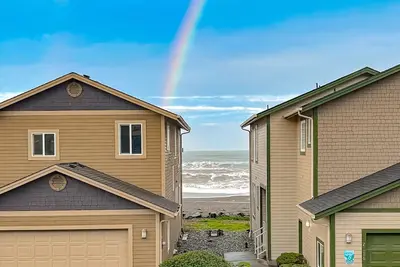 Image de Maison moderne et adaptée aux chiens, avec une vue magnifique, un accès facile à la plage et un bain à remous privé!