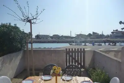 Image de Maison spacieuse climatisée avec vue sur le canal, quartier Robinson