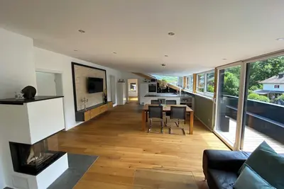 Image de Appartement \"Villa Kampenwandblick\" 200 m² avec 3 chambres, 2 salles de bain et terrasse sud