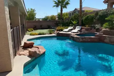 Image de Paradise off the strip, 4br + Big Loft + Fun Backyard