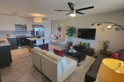 Image de Condo moderne avec vue sur la montagne et piscine chauffée