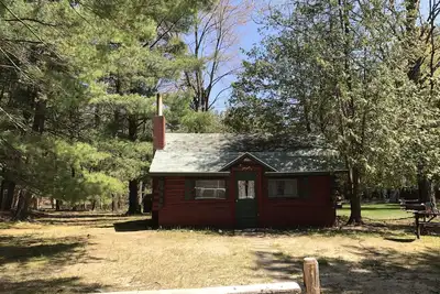 Image de Ellis Lake Resort - Cabane en rondins pour chien-Interlochen \/ Traverse City