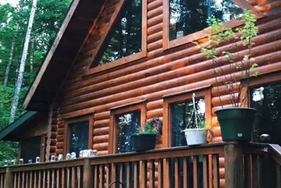 Image de Solitude dans une maison en rondins dans un paysage majestueux