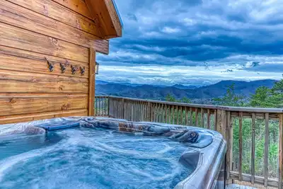 Image de Belle cabine avec bain à remous privé et vue imprenable sur la montagne!