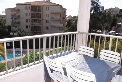 Image de Appartement 2 pièces refait à neuf climatisé dans résidence avec piscine garage
