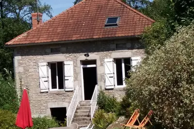 Image de maison au beau milieu de la nature