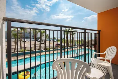 Image de Condo studio au 2ème étage Ocean View pouvant accueillir jusqu'à 4 personnes, des équipements fantastiques et la plage ci-dessous!