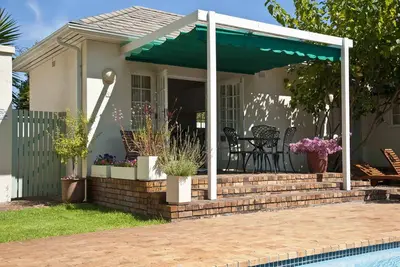 Image de Hébergement indépendant confortable dans la banlieue verdoyante de Newlands / Rondebosch. Près des commerces et des restaurants. Jardins de Kirstenbosch, à 15 minutes en voiture du centre-ville et du V&A Waterfront et des plages.