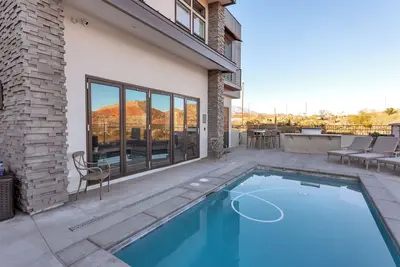 Image de Escapade de luxe dans le désert de Zion! Piscine privée et bain à remous!