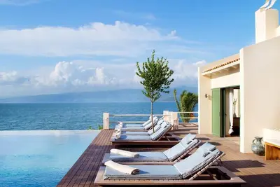 Villa Amalia. 18 couchages. Grand domaine en bord de mer avec piscine et plateforme de yoga