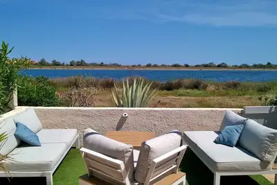 Image de Maison climatisée au bord de l'eau avec véranda et parking
