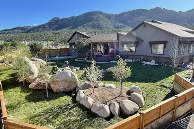 Image de Beau nouveau centre-ville privé 4 Bdrm 3 Bath maison à pied des commerces / sentiers / rivière