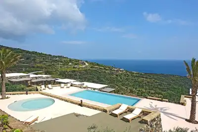 Situé dans l'un des endroits emblématiques de Pantelleria l'Arco dell'Elefante côté Est