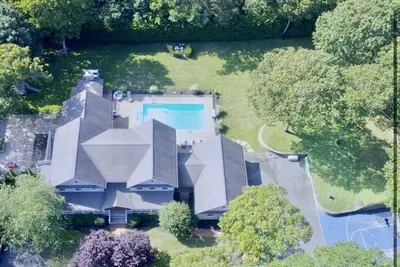 Image de 6br Hamptons Estate avec piscine, 1/2 terrain de basket, cheminées + ping-pong