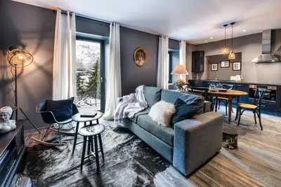 Image de \"Le Clos Caroline Iii\" proche de la télécabine pour le domaine des \"3 Vallées\"