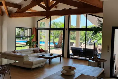 Image de Villa haut standing, tout en baies vitrées, entre village et campagne (mer 30mn)