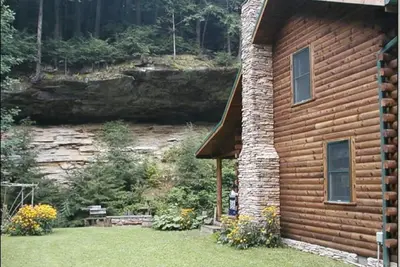Image de Hocking Hills Log Cabin in the Woods facing Rock formation