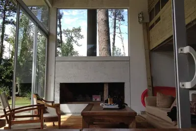 Image de Beautiful architectural home, near everything