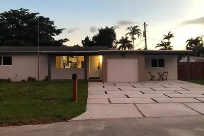 Image de Smart Home w Grand Master Suite for 8-Private Back Yard + Wilton Manors + Las Olas