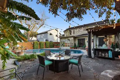 Image de Luxe historique Monte Vista Home w / piscine et bain à remous! !